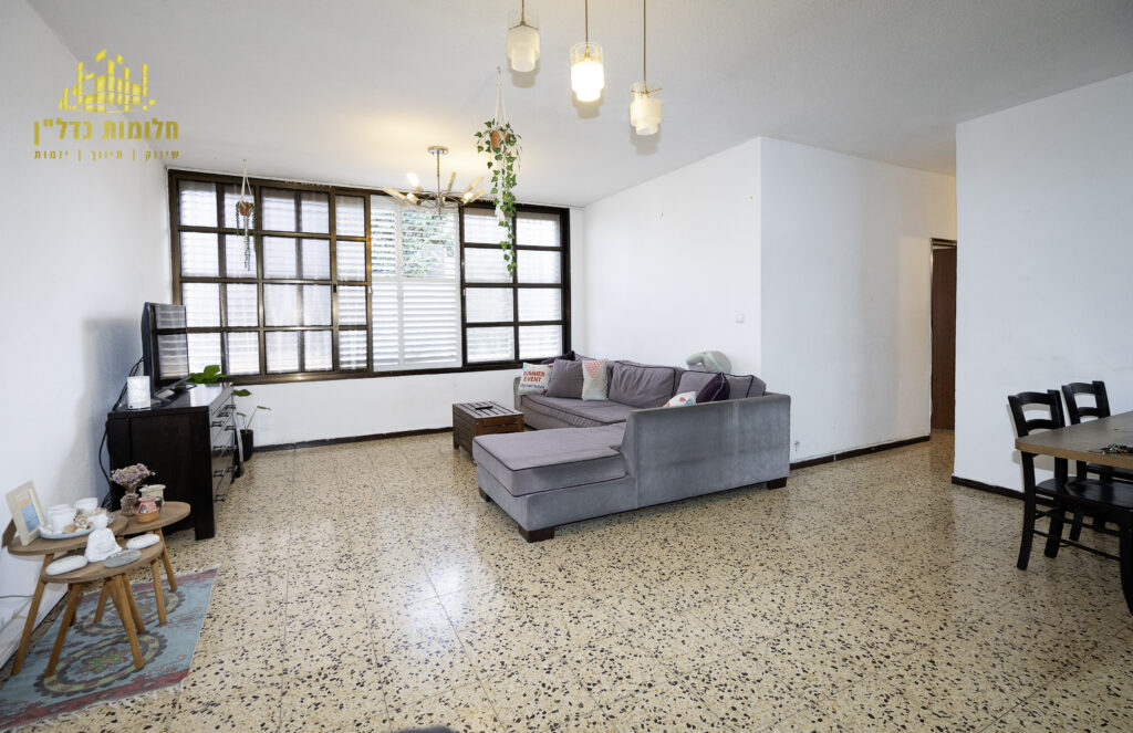 דירת 4 חדרים למכירה בהרצליה ברחוב השרון